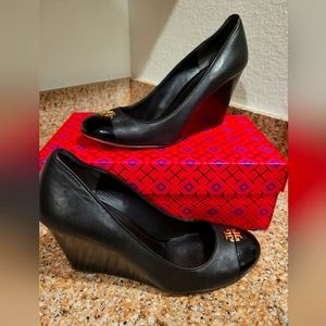 Tory Burch closed toe wedge nappa leather/patent leather